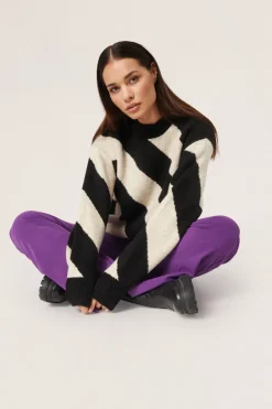 Hot Soaked in Luxury SLDio Pullover